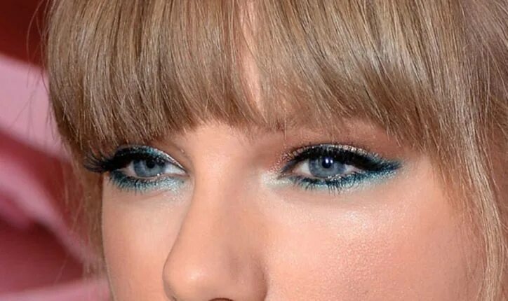 Прически глаза Taylor Swift Is Officially Going Through a Phase With this Eyeliner Color Taylor