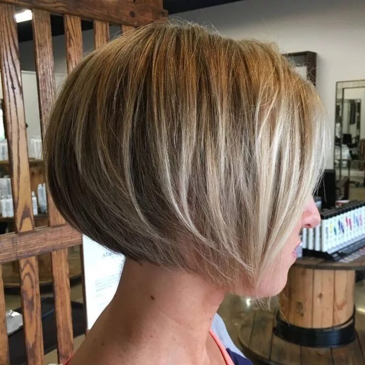 Прически градуированный боб фото Short Rounded Layered Bob Choppy bob hairstyles, Layered bob hairstyles, Bob hai