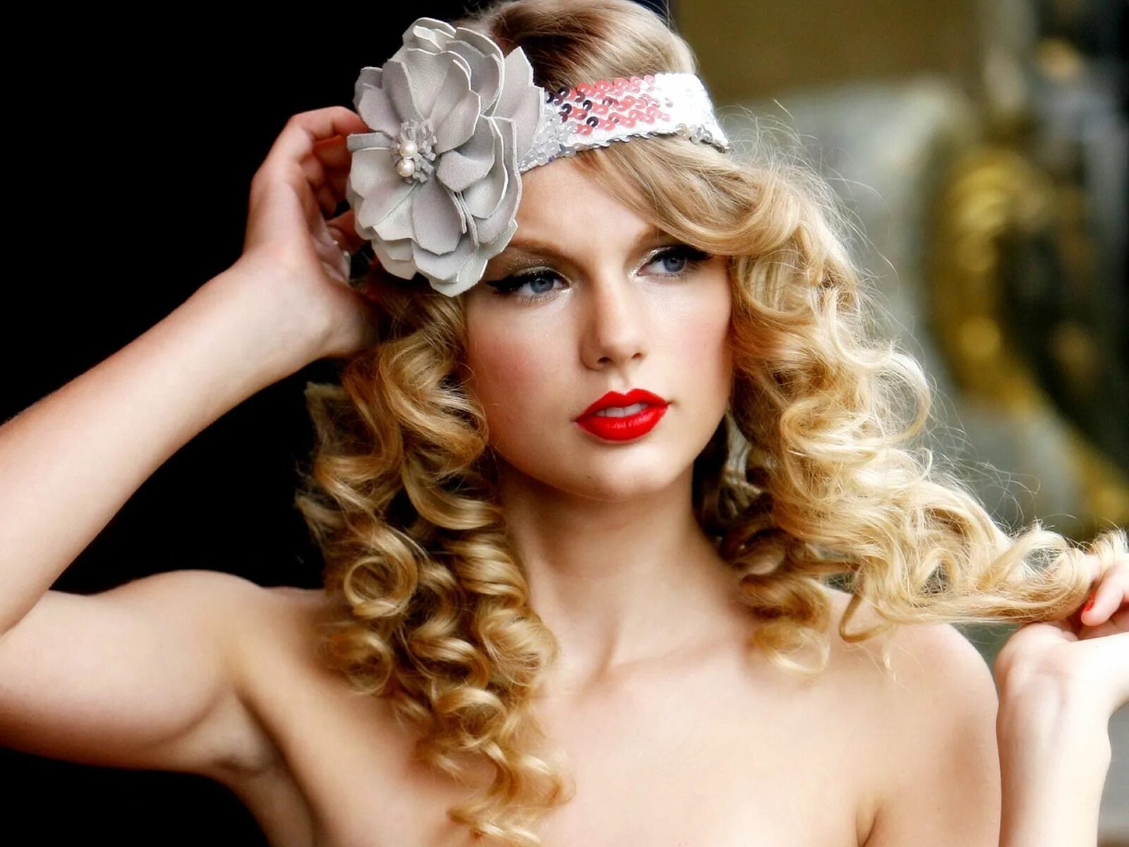 Прически х I love the classy, old-world feel that this headband gives to Taylor Swift's loo