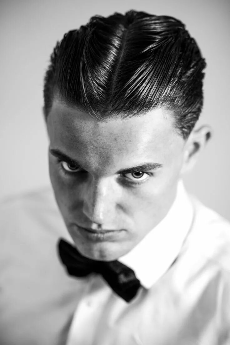 Прически х годов мужские Center parting 1920 pomade look Slicked hair men, 1920s mens hair, Haircuts for 