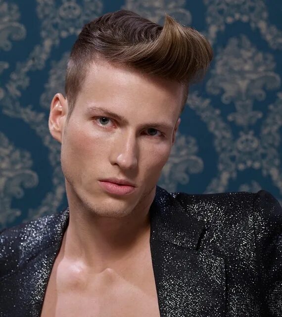 Прически хохолок мужские Men's hair this season is sculpted and angular, like this faux pompadour. . Mens