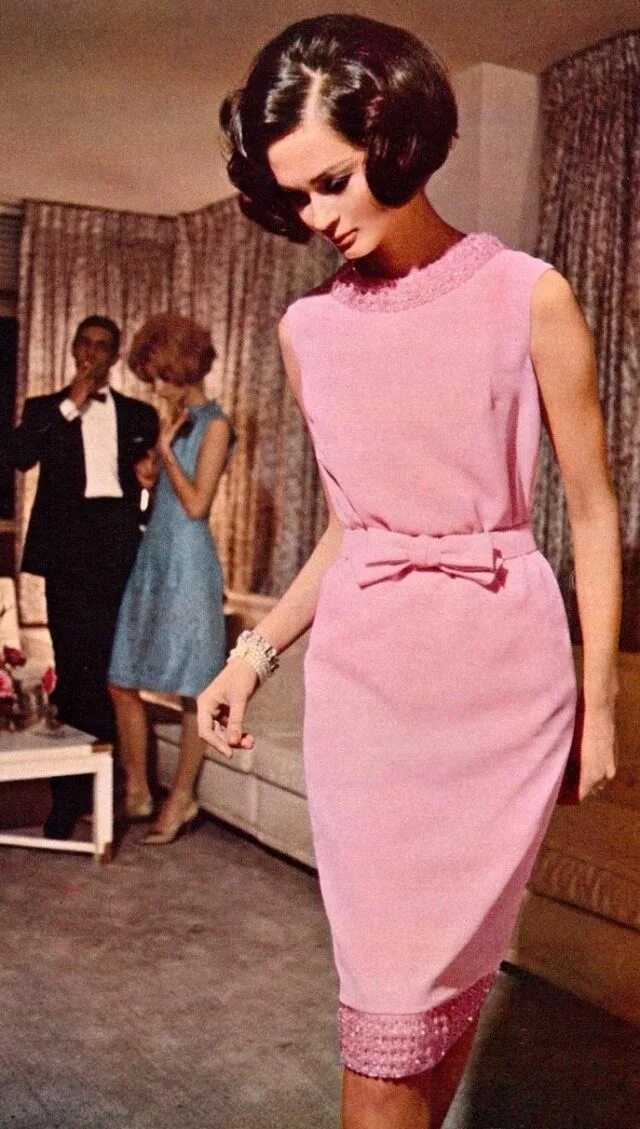 Прически и платья 60 годов Groovy Sixties: 24 Fabulous Photos Defined the 1960s Women's Fashion - retro pin