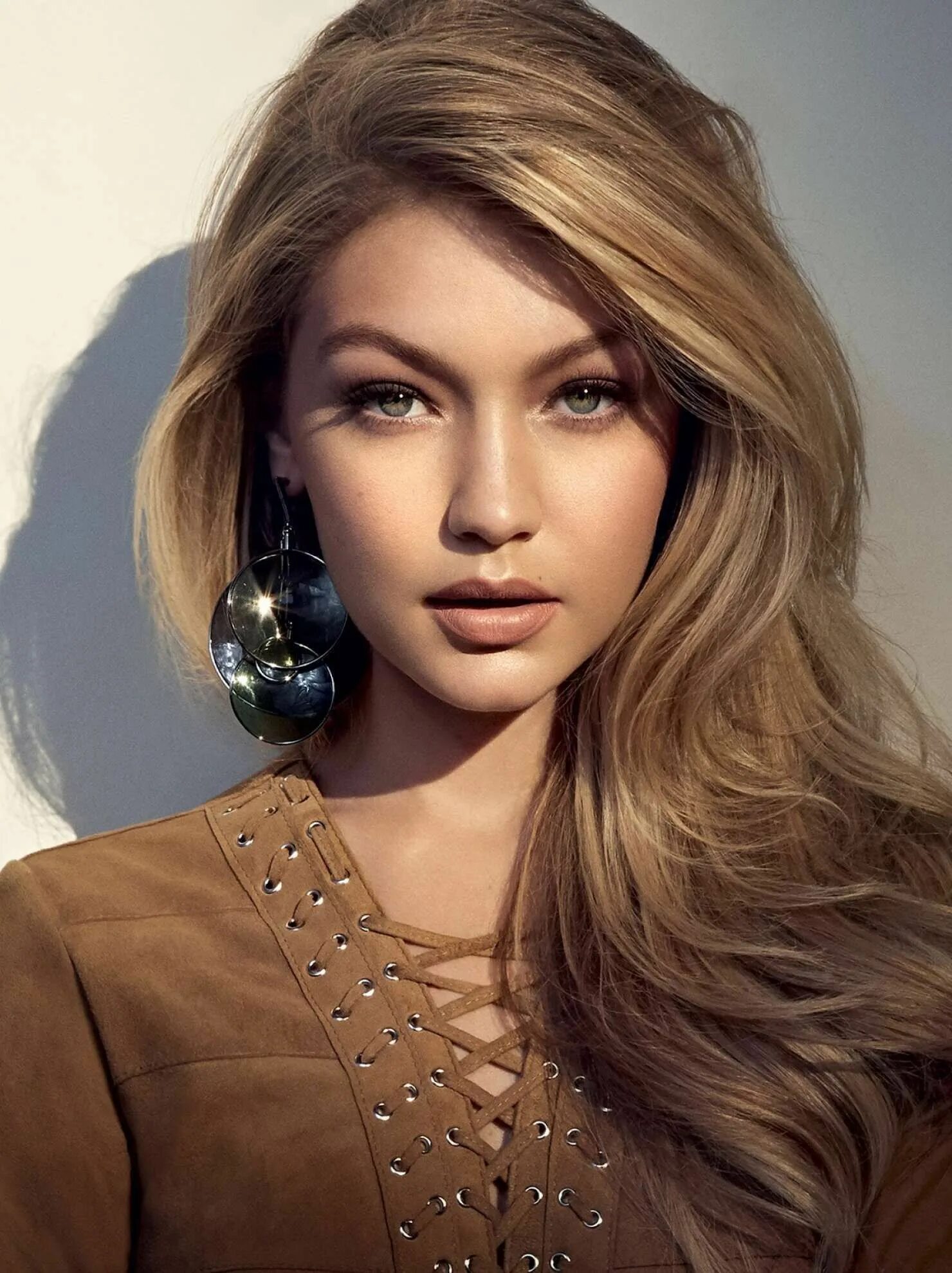 Прически и цвет 2024 gigi hadid panosundaki Pin Balyaj, Saç renkleri, Saç