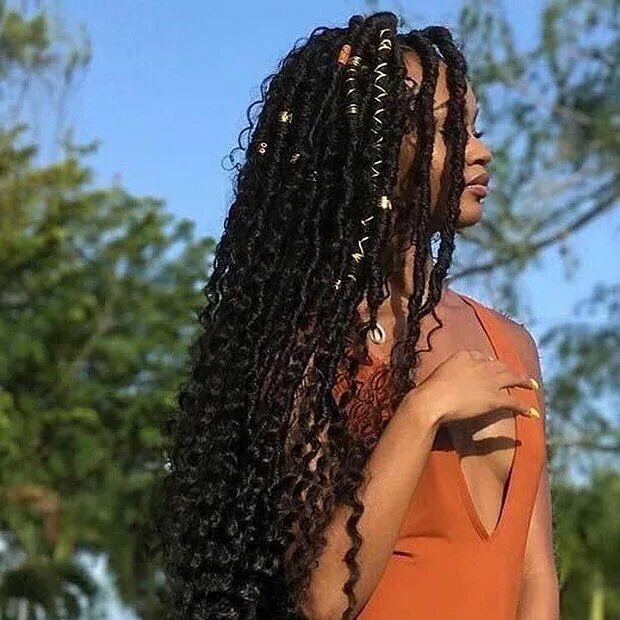 Прически из афрокосичек на длинные волосы Image may contain: one or more people, outdoor and closeup Faux locs hairstyles,