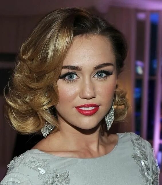 Прически каре накрученные @hairdesigns Linktree Old hollywood hair, Hollywood hair, Bob hairstyles