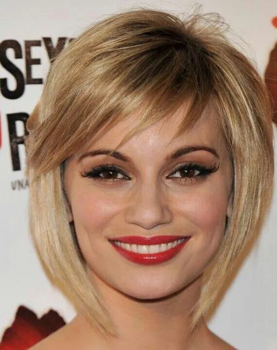 Прически каре с косой челкой Want this look Angled bob hairstyles, Hair styles 2014, Short bob hairstyles