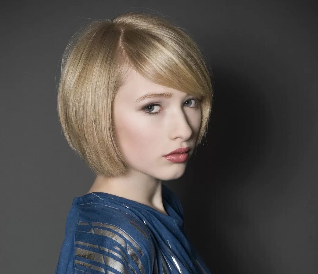 Прически каре с косой челкой Short hairstyles with smooth finishes and elongated pixie cuts