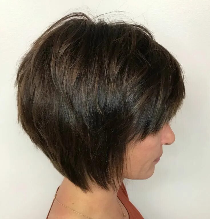 Прически каре с макушкой Rounded Tapered Bob with Shorter Layers Thick hair styles, Short hairstyles for 