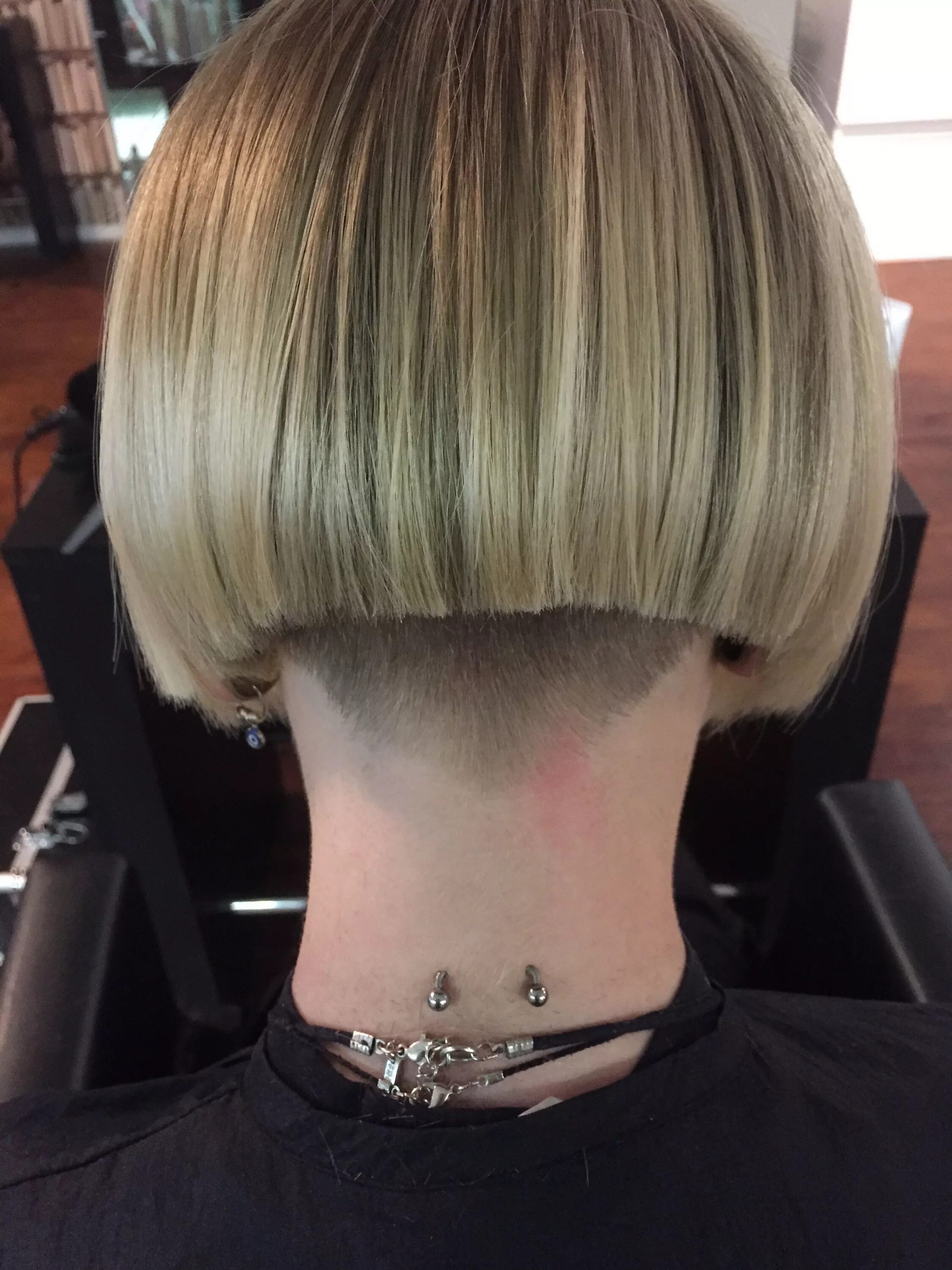 Прически каре затылок Pin by G&E McIntyres on G&E McIntyres Womens Bobs Short bob haircuts, Shaved bob