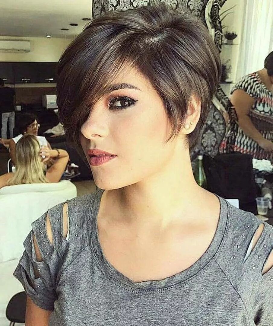 Прически короткие с удлиненной челкой Dark brunette pixie with heavy long side bangs Short hair trends, Short dark hai