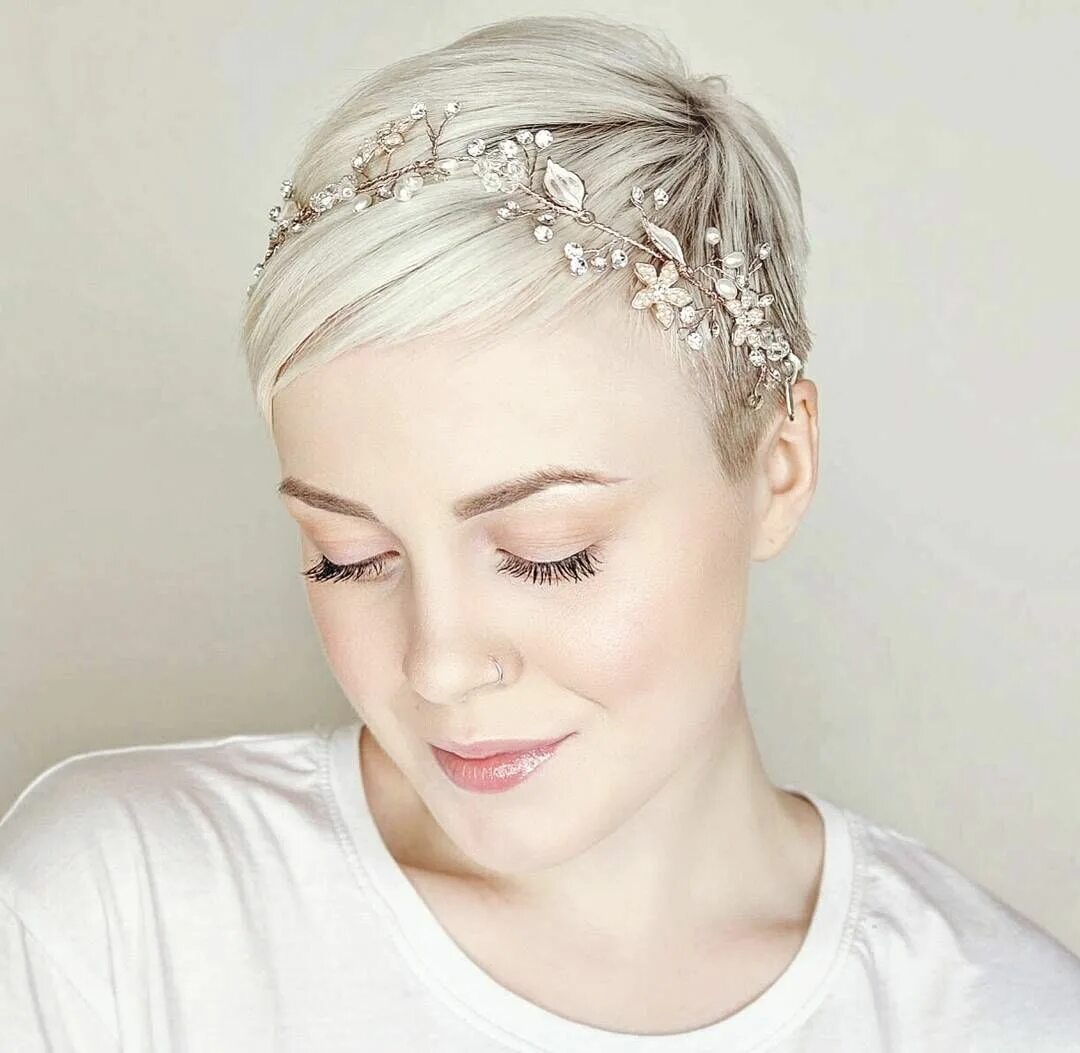 Прически короткие с украшениями Pixie cut Pixie wedding hair, Short hair styles pixie, Short wedding hair