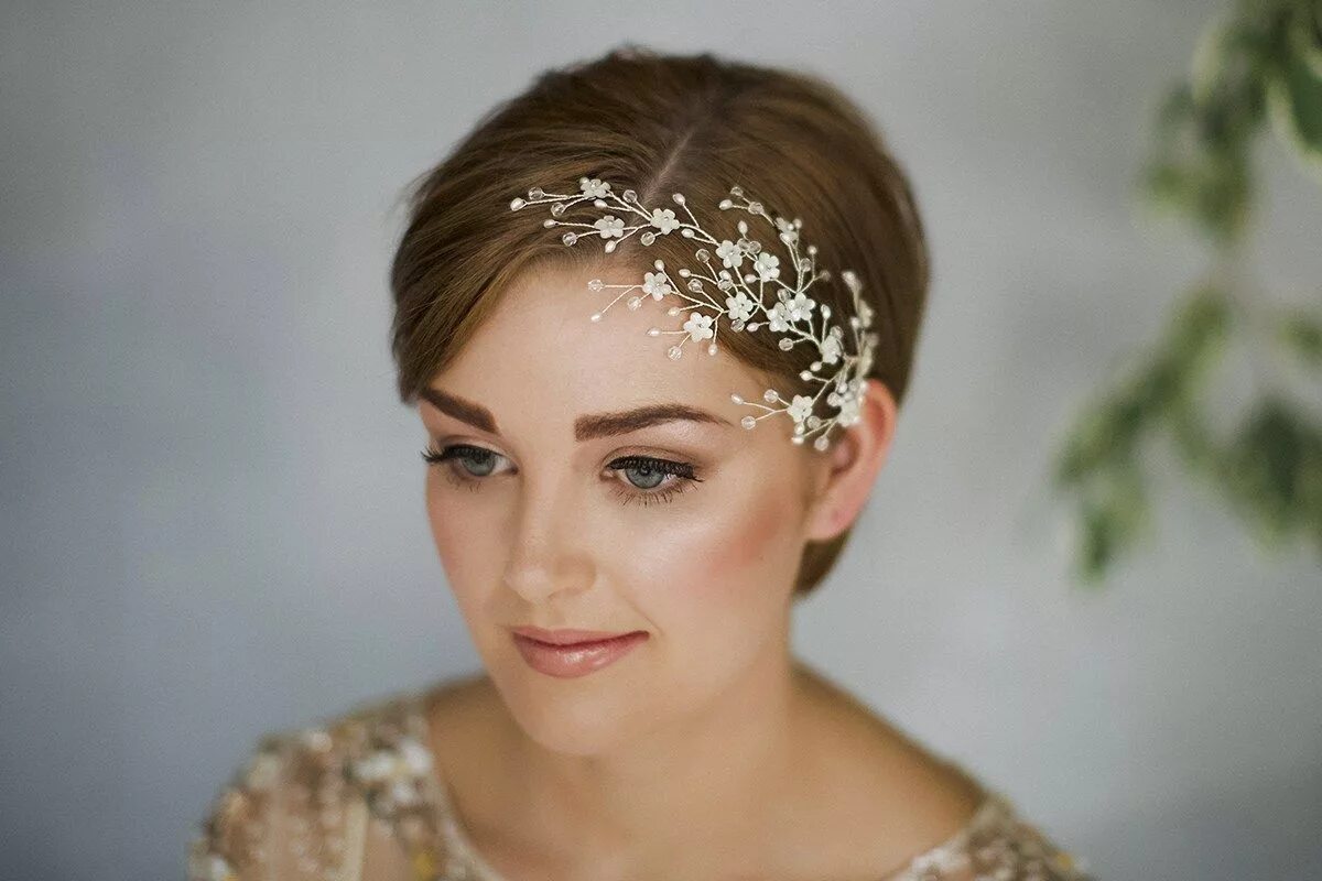 Прически короткие с украшениями How To Style Wedding Hair Accessories With Short Hair, with Debbie Carlisle Wedd