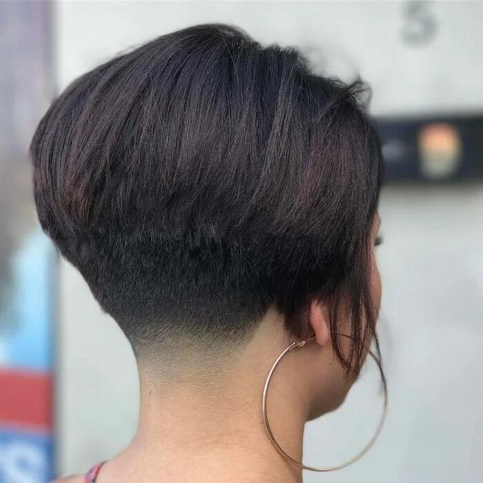 Прически короткие сзади фото Carré plongeant nuque rasée - le style dans le cou Wedge haircut, Hair cuts, Hai