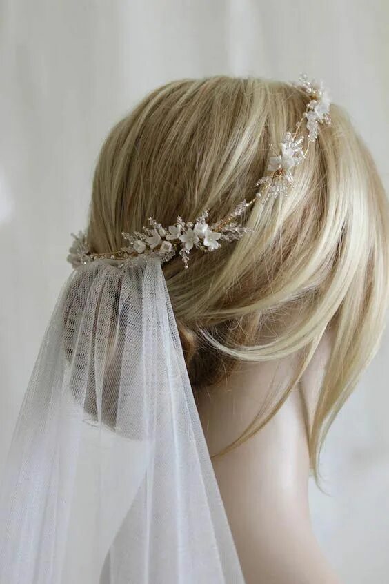 Прически короткие волосы невесты с фатой Wedding Veil And Sash #weddingbouquet #WeddingVeils Wedding hairstyles with veil