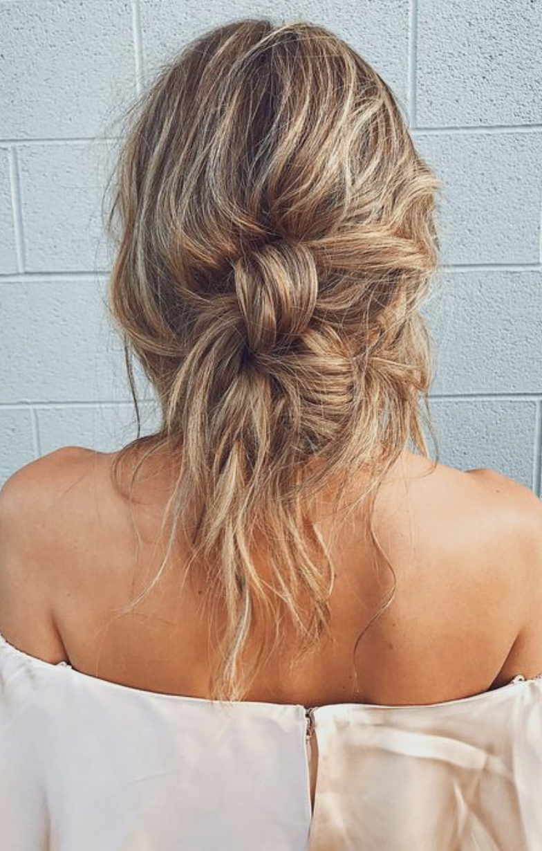 Прически легкая небрежность double knotted buns Long hair styles, Hair styles, Hairdo