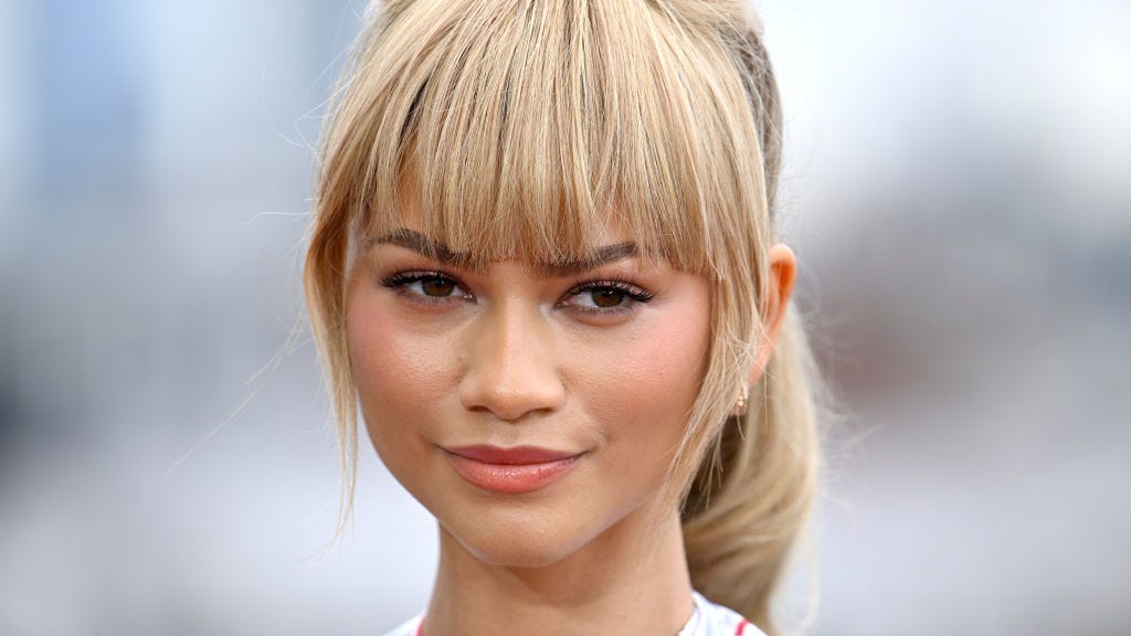 Прически лета 2018 Zendaya Wears Miniskirt at 'Challengers' London Photo-Call