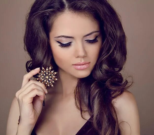 Прически макияж девушек фото Don't skimp on your hair accessories. Square face hairstyles, New year's makeup,