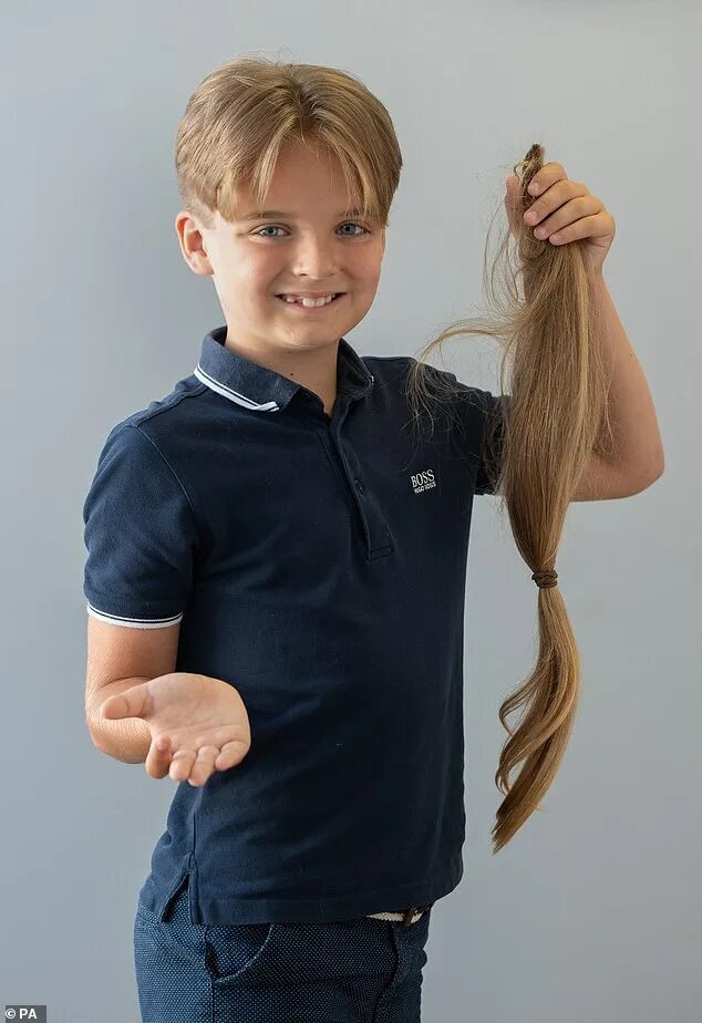 Прически мальчика длинные волосы 14 лет Nine-year-old chops off his locks to be made into wigs for children with cancer