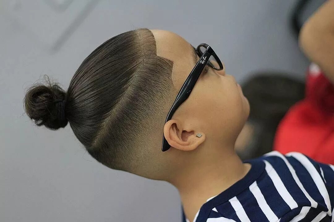 Прически мальчиковые длинные Kid Bun With Line Up Kids hair cuts, Boys long hairstyles kids, Baby boy hairsty