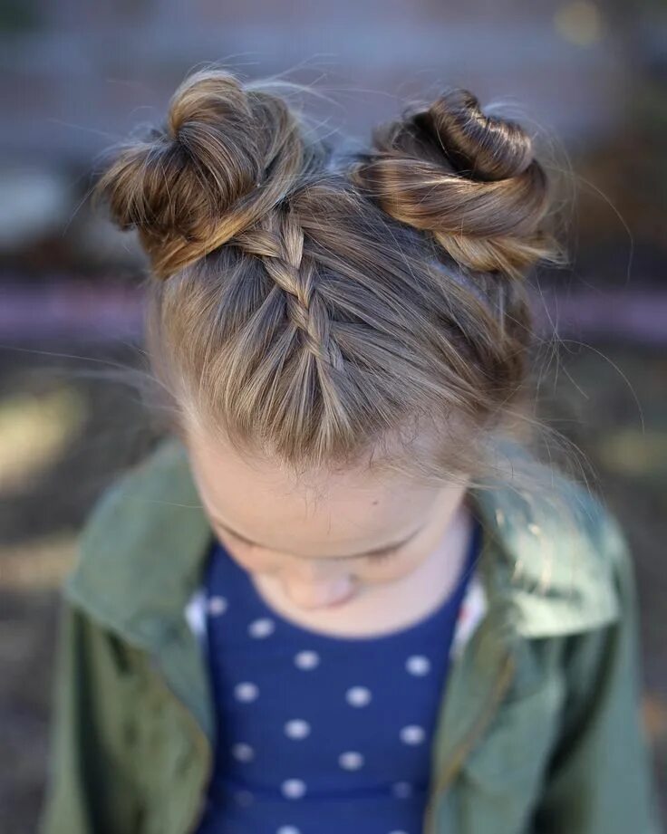 Прически маленьким на длинные волосы A simple Dutch braid and pigtail buns for this busy Monday after vacation! Kids 