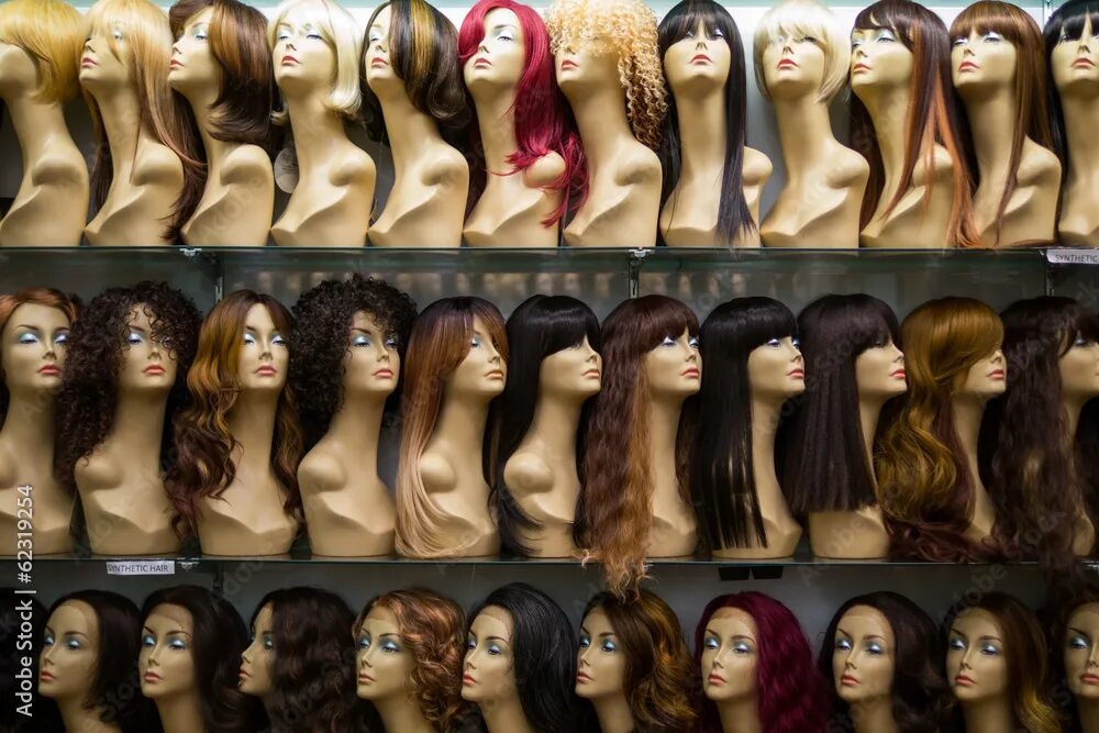 Прически много rows of mannequins ina wig shop Фотографія Stock Adobe Stock