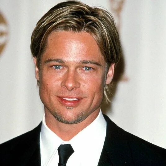 Прически мужские 2000 года Brad-Pitt-Hairstyle-2000-oscar Brad pitt, Brad pitt hair, Brad