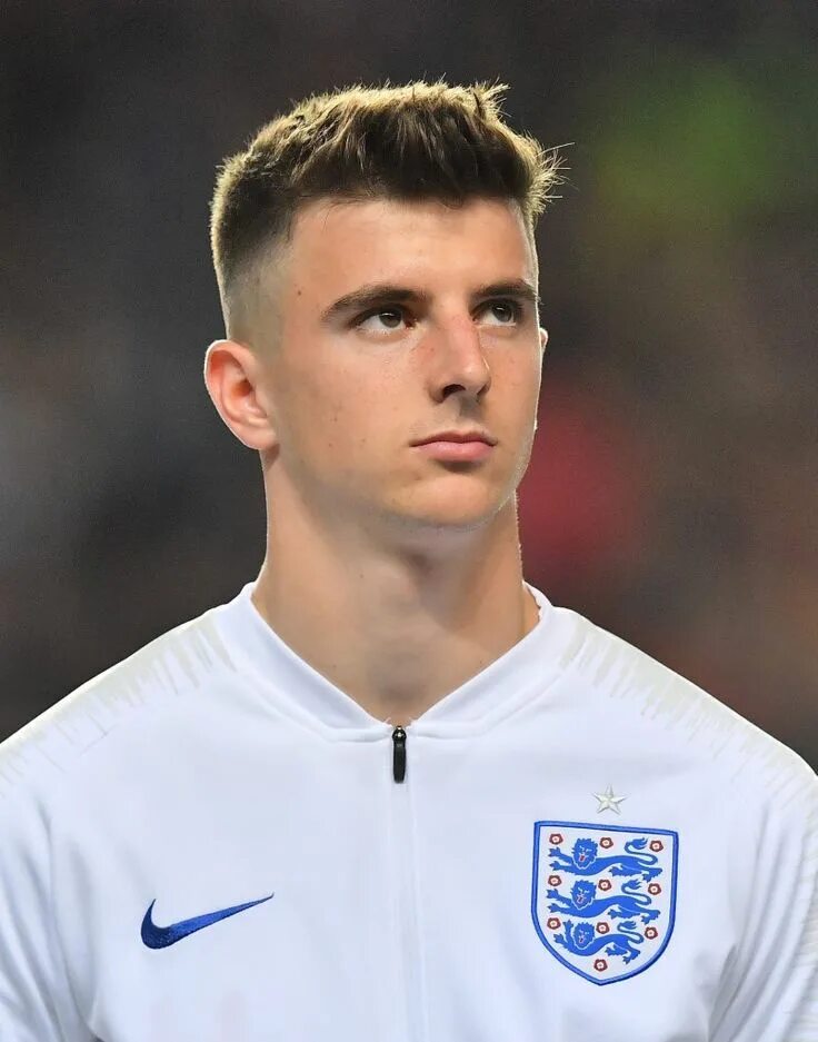 Прически мужские футбольные Mason Mount Hot football fans, Soccer guys, Chelsea football team