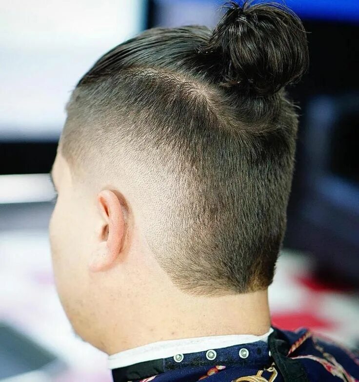 Прически мужские хвостик сзади burst fade with bun Man bun hairstyles, Man bun styles, Man bun