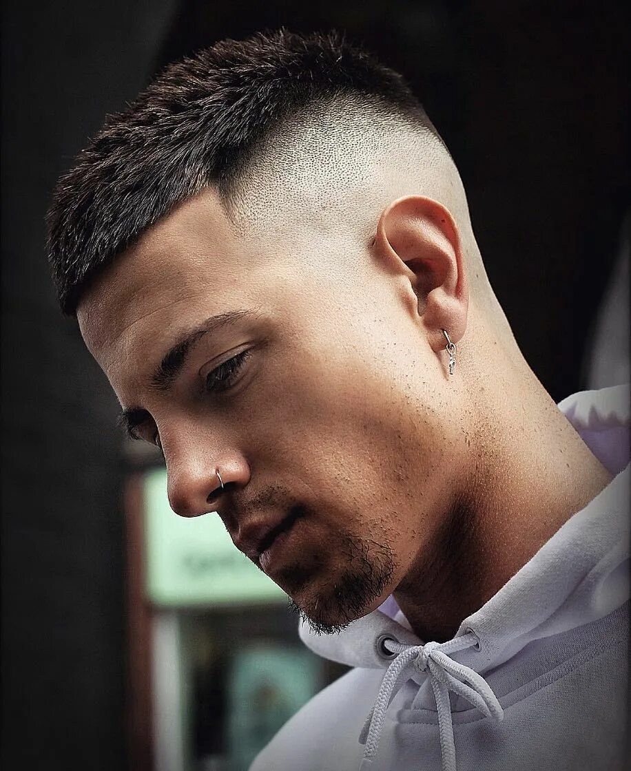 Прически мужские короткие модные 2024 30+ Short Fade Haircuts For Men: 2024 Trends Короткие мужские прически, Мужские 