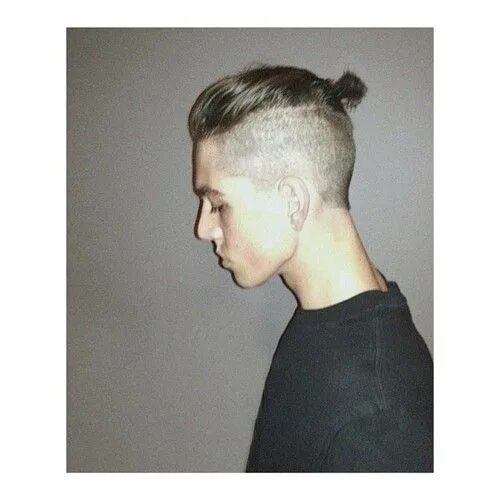 Прически мужские косички сзади Pin by Nicholas Schmidt on Things to Wear Man bun hairstyles, Undercut hairstyle