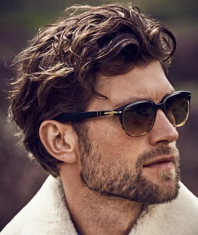 Прически мужские средние длины модные The Best Men’s Wavy Hairstyles For 2024 FashionBeans Wavy hair men, Wavy hairsty