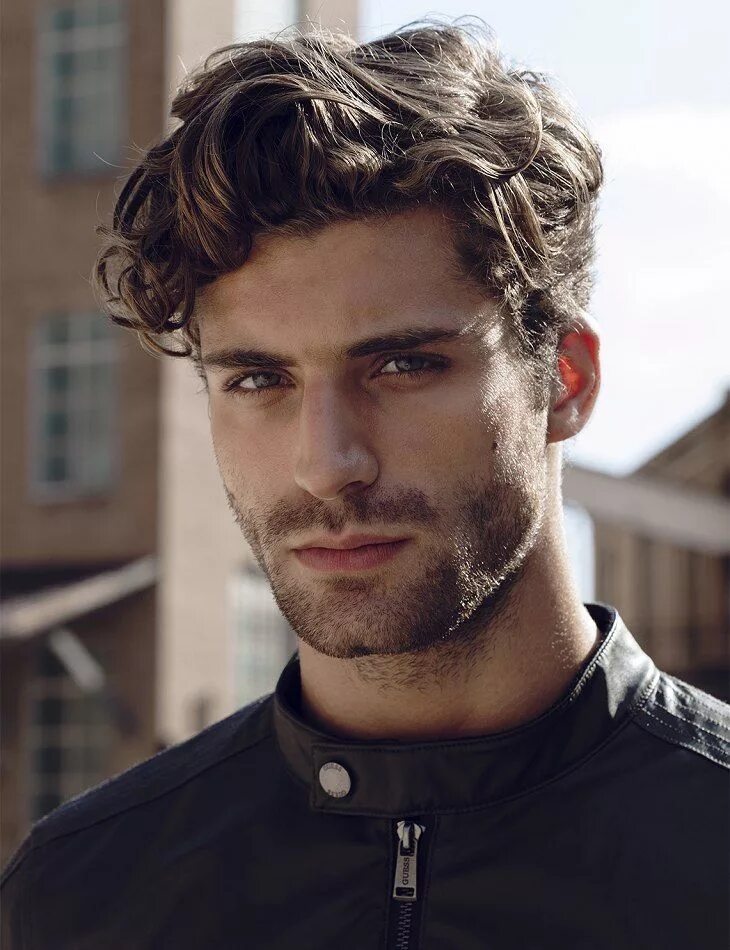 Прически мужские средние волнистые Pin on portraits photo Wavy hair men, Curly hair men, Latest men hairstyles