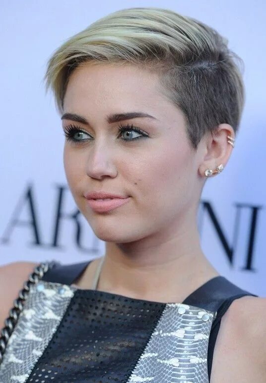 Прически на бок короткие волосы женские Miley Cyrus Haircut Styles . url: https://twitcars.blogspot.com/2019/11/miley-cy