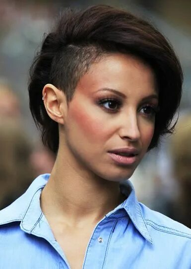 Прически на бок короткие волосы женские Amelle-Berrabah Shaved side hairstyles, One side shaved hairstyles, Half shaved 