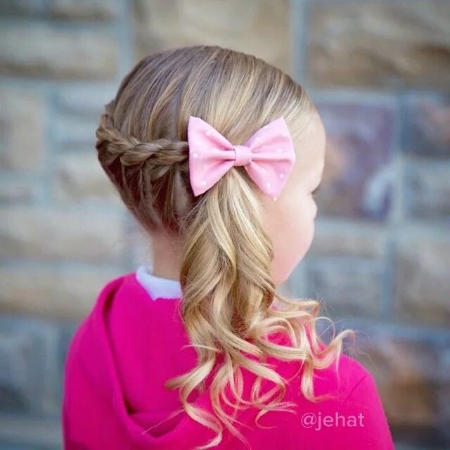 Прически на боку для девочки Rope twist to a curly side ponytail & her "Hallie" bow from @bowtikii! #twinshai