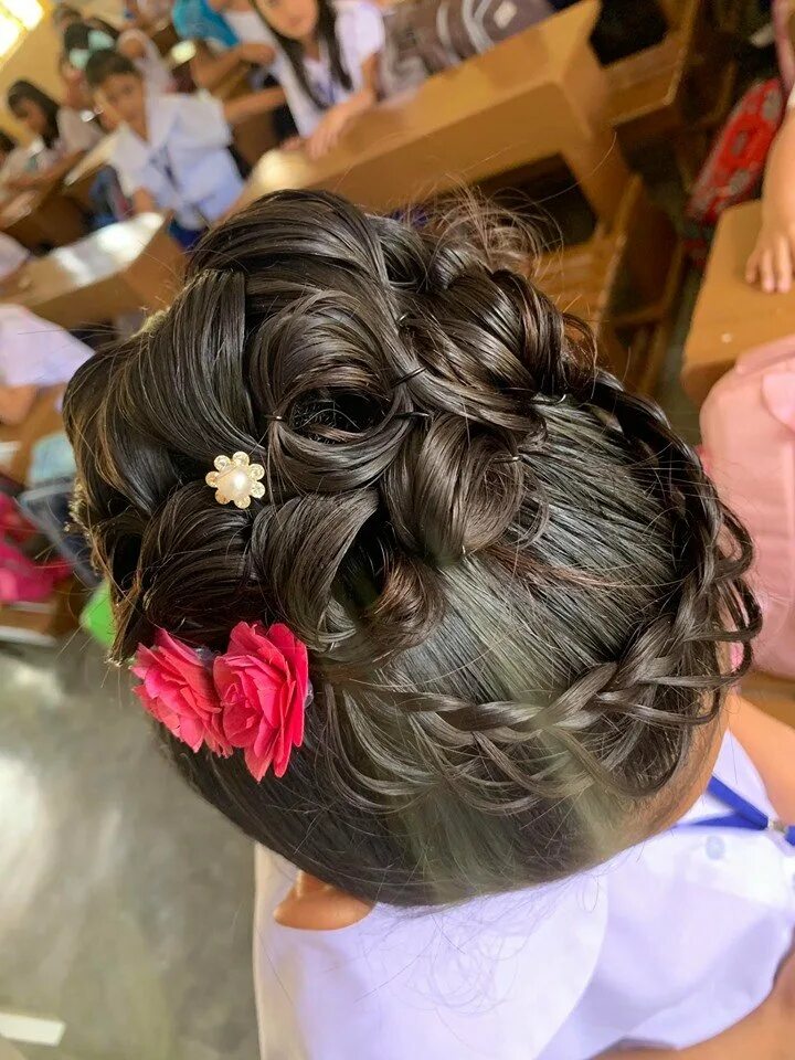 Прически на день учителя на каре Teacher Shares Student’s Elaborate Hair Styles as She Sports Different One Each 