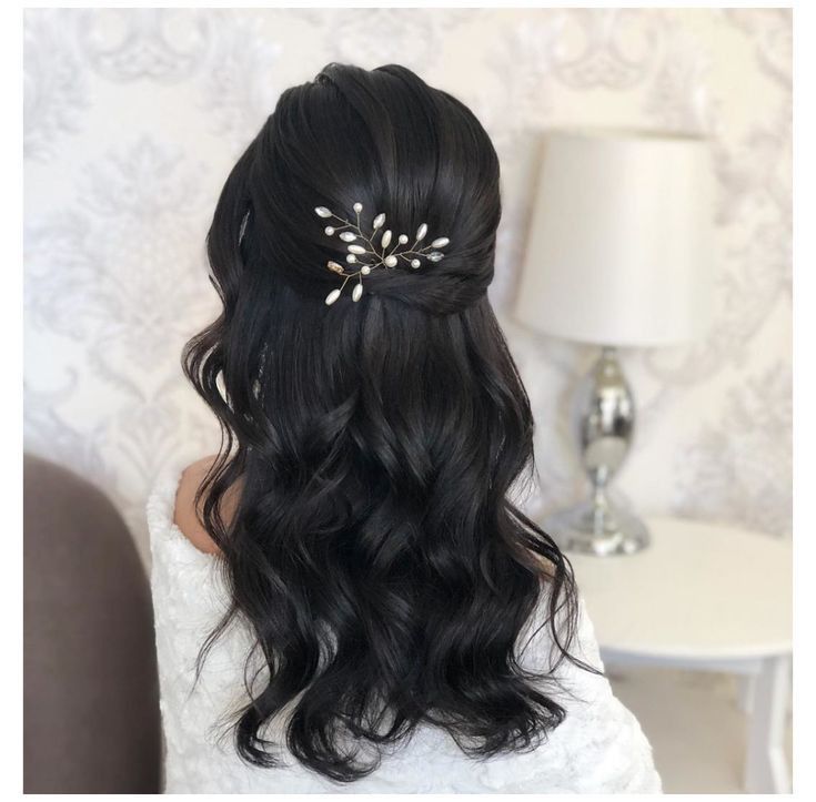 Прически на длинные черные #hairstyle Asian bridal hair, Wedding hair half, Asian wedding hair