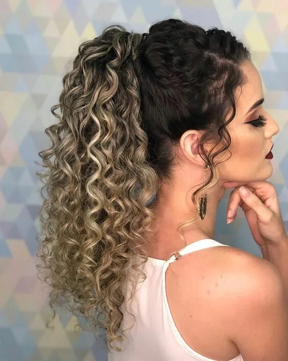 Прически на длинные кудрявые волосы Penteados para Casamento Cabelos Cacheados Peinados cabello rizado largo, Recogi