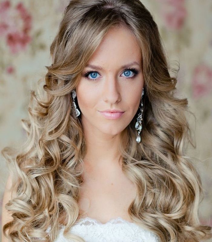 Прически на длинные распущенные локоны Long Curly Hairstyles Prom hairstyles for long hair, Long bridal hair, Long hair