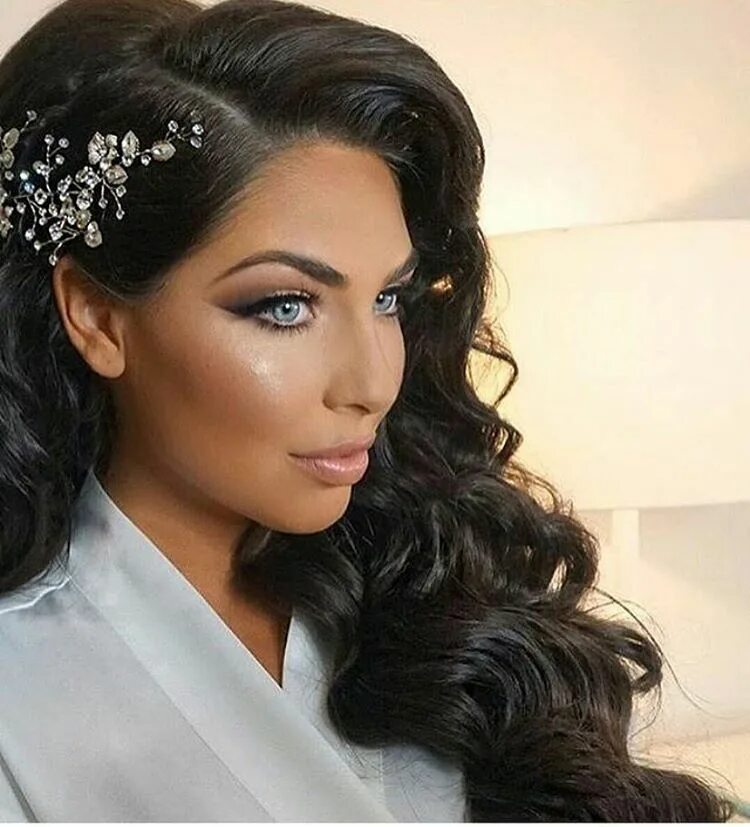 Прически на длинные волосы брюнеткам Gorgeous bridal headpiece by @bridalstylesboutique in New York. Ship anywhere! B