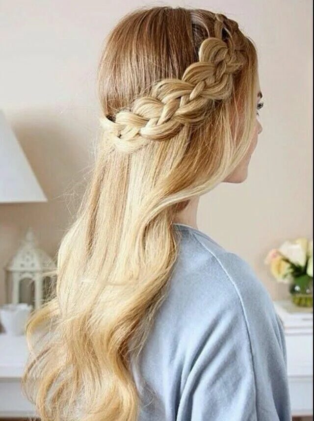 Прически на длинные волосы в колледж Balayage wavy hair with braid #gorgeoushair Düğün saç modelleri, Saç, Şık saç mo