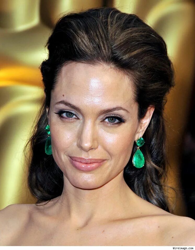 Прически на длинные волосы высокий лоб Oscars Makeup: Get Angelina Jolie's Look - StyleList Oscar hairstyles, Angelina 