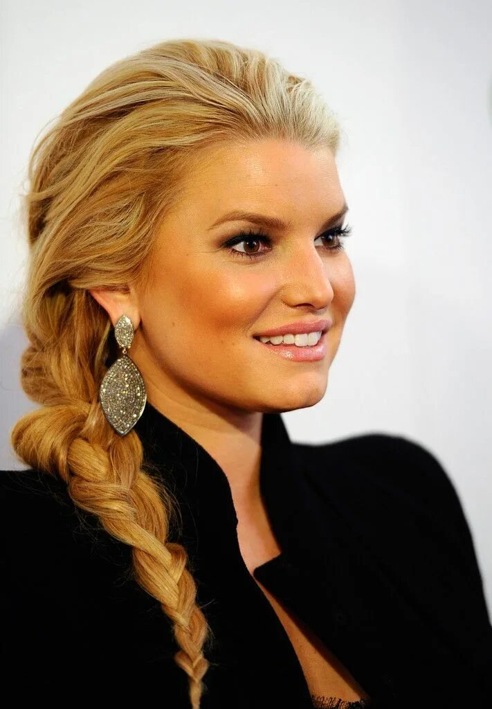 Прически на длинные волосы взрослым женщинам Jessica Simpson Dangling Diamond Earrings Jessica simpson hair, Pretty hairstyle