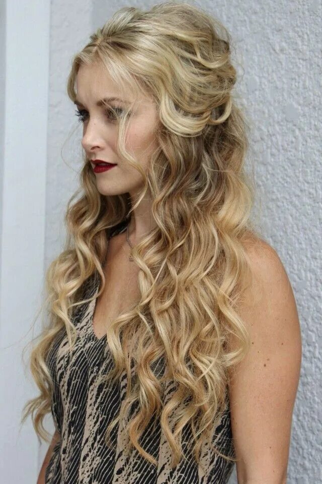 Прически на длинные вьющиеся Wavy half up half down #gorgeoushair Long hair styles, Down hairstyles, Hair sty