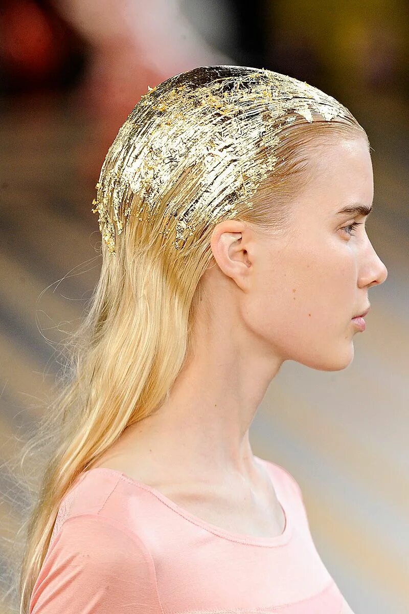 Прически на грязную голову на длинные волосы topshop unique ss 12 hair Runway hair, Gold hair, Glitter hair