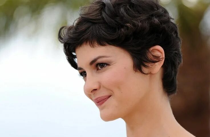 Прически на густые короткие Audrey Tautou Photos Photos: Andrey Tautou Poses at the Cannes Film Festival Pix