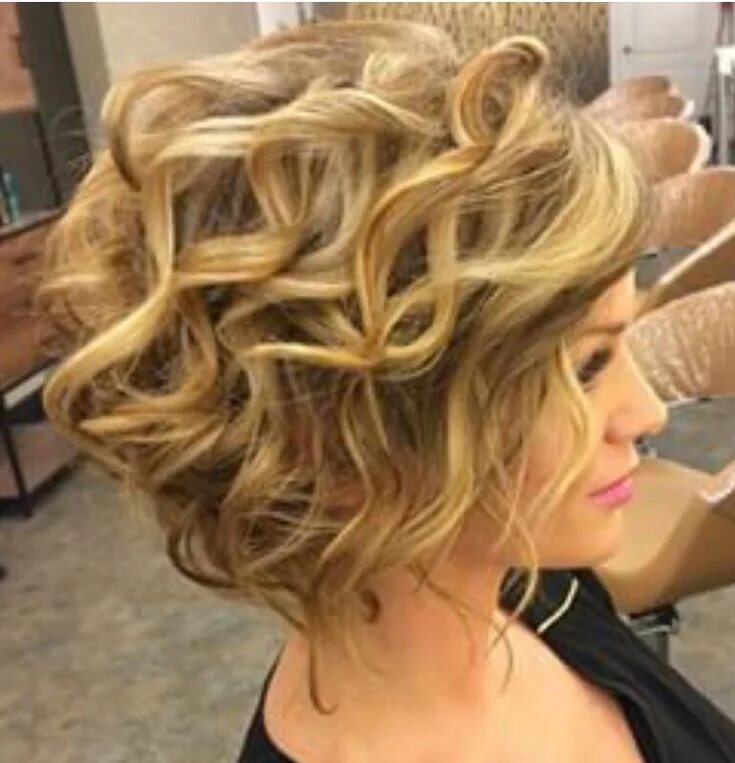 Прически на каре локоны фото Pin on Mom Curls, Styles, & Colors Natural wavy hair, Short curly haircuts, Shor