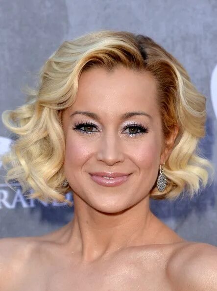 Прически на каре локоны фото Kellie Pickler Curled Out Bob Celebrity short hair, Short bob hairstyles, Short 