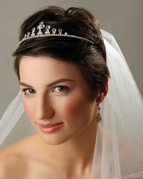 Прически на каре с диадемой Novias con pelo corto, Peinados cortos de novia, Peinados tiara boda