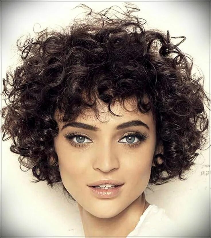 Прически на короткие кудрявые волосы фото Short haircuts more beautiful than ever: 50 images Short curly hair, Thick frizz